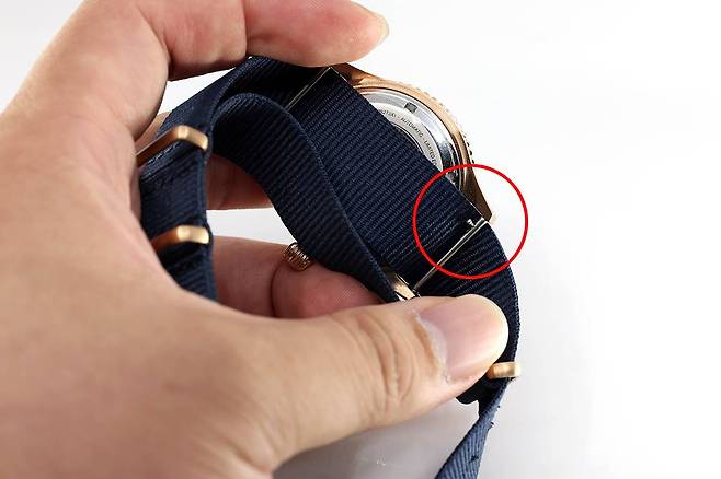 스트랩을 고정하는 기둥에 분리 장치가 있어 교체가 쉽다.