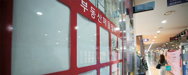 전세 품귀 : ‘임대차 3법’이 국회를 통과한 가운데 서울을 중심으로 전셋값 폭등 및 전세 품귀 현상이 광범위하게 나타나고 있다. 30일 서울 송파구 한 상가 부동산중개업소의 매물 정보란이 비어있다. 연합뉴스