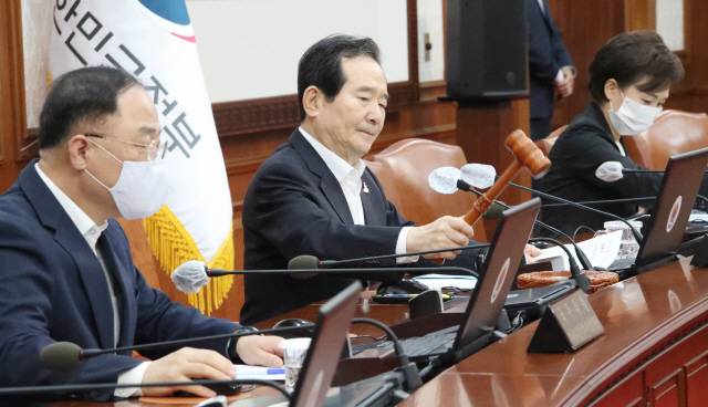 정세균 국무총리가 31일 정부서울청사에서 열린 임시 국무회의에서 의사봉을 두드리고 있다./연합뉴스
