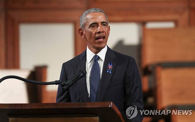 '흑인 인권운동' 루이스 의원 장례식서 연설하는 오바마 (애틀랜타 로이터=연합뉴스) 버락 오바마 전 미국 대통령이 30일(현지시간) 조지아주 애틀랜타의 에버니저 침례교회에서 열린 흑인 인권운동 지도자 고(故) 존 루이스 하원의원의 장례식에서 연설하고 있다. sungok@yna.co.kr