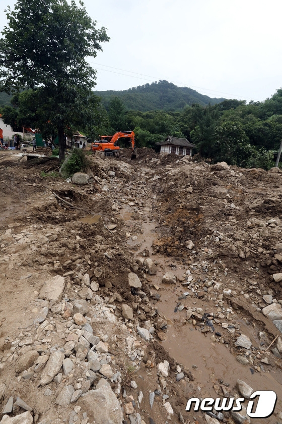 지난달 30일 충남 논산시 연산면에 내린 폭우로 발생한 산사태로 인한 피해를 복구하는 작업이 1일 진행 중이다. 이 산사태로 주택가의 담과 축사가 쓸려내려가는 등의 피해가 발생했다. (논산=뉴스1) 장수영 기자© 뉴스1