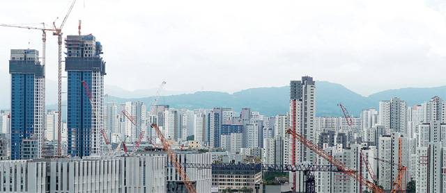 여당이 행정수도 이전을 강하게 추진하면서 세종시 아파트 가격이 급등했다. 한국감정원은 7월 마지막 주 세종시 아파트 값이 
전주보다 2.95% 올라 2012년 통계 집계 이후 최대 폭으로 상승했다고 밝혔다. 지난달 31일 세종시 밀마루전망대에서 바라본 
아파트 건설 현장. 세종=뉴스1