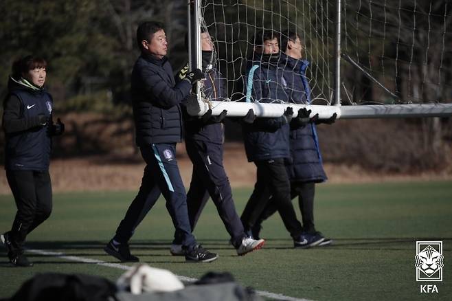 ▲ 골대 들고 옮기는 김종부(왼쪽 두 번째) 전 경남FC 감독, P급 지도자 교육에서는 모든 지도자가 동등한 상황에 놓인다. ⓒ대한축구협회
