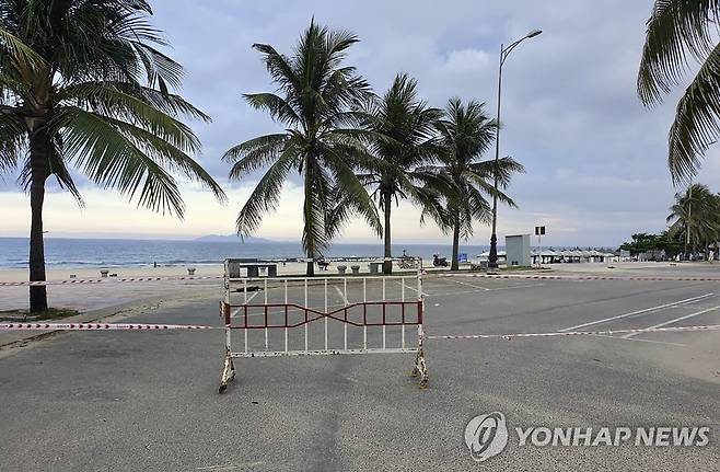 코로나19 봉쇄령 내려진 베트남 다낭 해변 [AP=연합뉴스 자료 사진]