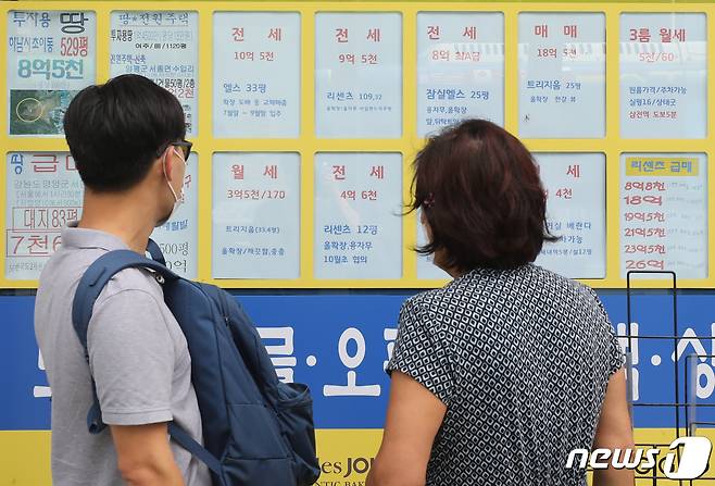 계약갱신청구권제와 전월세상한제를 도입하는 '주택임대차보호법' 개정안이 국회 본회의를 통과한 지난 30일 서울 송파구 한 부동산중계업소에 부동산 매물정보가 붙어 있다. 이날 한국감정원은 27일 조사 기준 서울 아파트 전셋값이 0.14% 올랐다고 밝혔다. © News1 송원영 기자