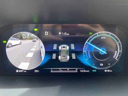 방향지시등 작동시 클러스트 화면(정차 시 촬영).



장우진 기자