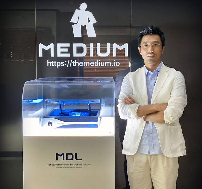 김판종 미디움 대표가 고성능 블록체인 가속 서버 MDL(Medium Distributed Ledger)를 선보이고 있다.
