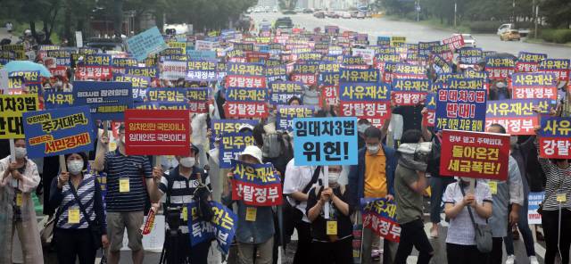 지난 1일 서울 여의도에서 6·17규제소급적용 피해자모임, 임대사업자협회 추인위원회 등 부동산 관련 단체 회원들이 정부의 부동산 규제에 반대하는 집회를 열고 임대차 3법 반대 등의 구호를 외치고 있다. /연합뉴스