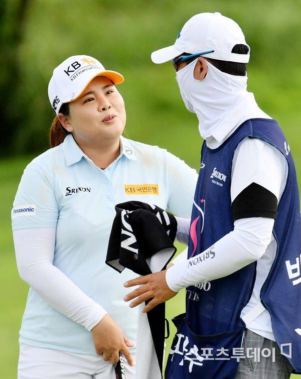 캐디 남편과 첫 호흡을 맞춘 1라운드.