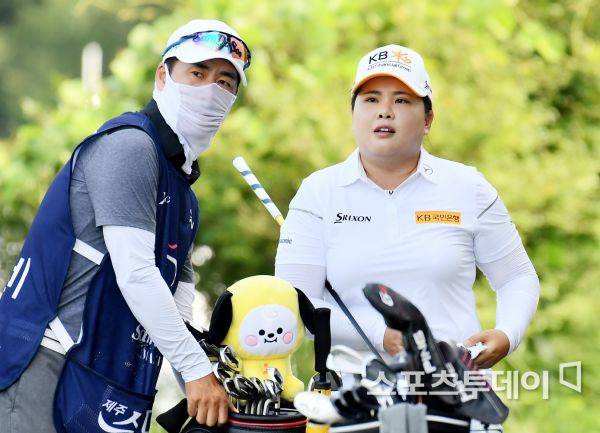 박인비와 캐디 남편이 경기장을 바라보고 있다.