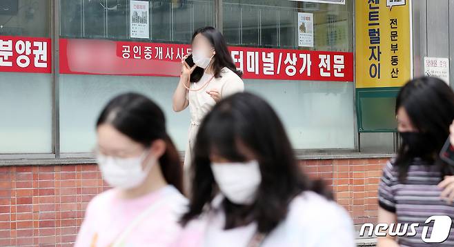 서울 서초구 신반포에 위치한 한 부동산중개업소의 매물 정보란이 비어 있다. 2020.7.31/뉴스1 © News1 김진환 기자