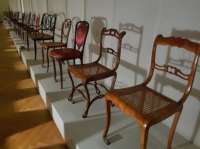 비엔나 응용미술박물관에 전시 중인 모더니즘 의자들.