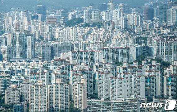 서울 영등포구 63스퀘어 전망대에서 바라본 서울 시내 아파트. /뉴스1