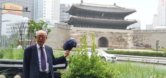 김안제 초대 신행정수도 건설추진원원장은 서울의 상징인 남대문 앞에서 "국토 균형 발전과 수도권 과밀 억제를 위해 이제라도 행정수도를 세종으로 이전해야 한다"고 역설했다. 장세정 기자
