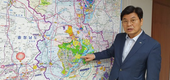 이춘희 세종시장은 청와대와 국회 이전 후보지를 이미 마련해 놓았다며 손으로 가리키고 있다. 장세정 기자