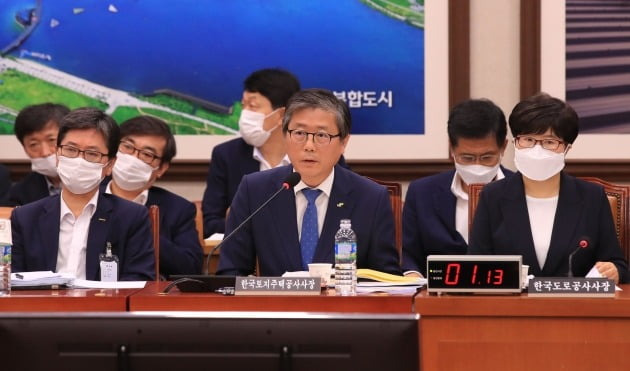 변창흠 한국토지주택공사 사장이 3일 국회 국토교통위원회 전체회의에서 질의에 답하고 있다. 2020.8.3 [사진=연합뉴스]