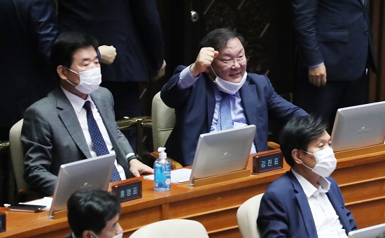 30일 오후 국회 본회의에서 전월세상한제와 계약갱신청구권을 도입하는 내용의 주택임대차보호법이 통과되자 더불어민주당 김태년 원내대표가 기뻐하고 있다. 연합뉴스