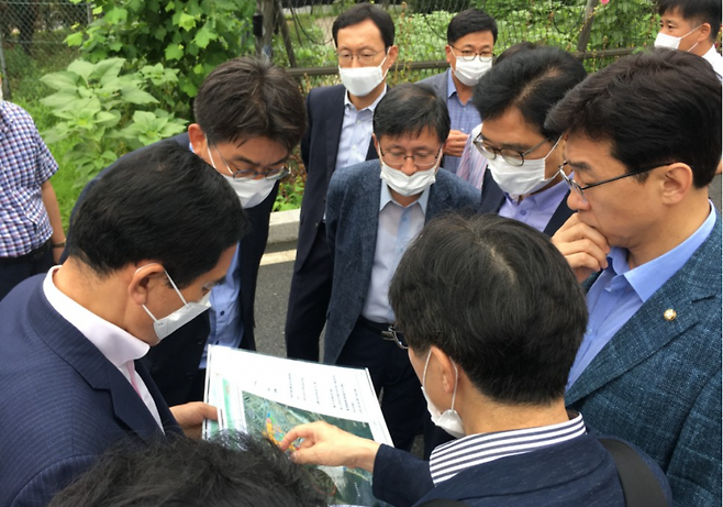 지난달 30일 노원구 지역구 소속 우원식, 김성환, 고용진 국회의원이 태릉골프장 현장을 방문해 정부 관계자들로부터 개발계획 보고를 받고 있는 모습. /사진=고용진 의원 페이스북 캡쳐