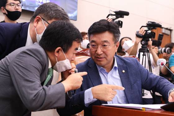 3일 오후 서울 여의도 국회에서 열린 법사위 전체회의에서 윤호중 위원장이 관계자들과 대화를 하고 있다. /사진=뉴스1