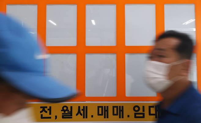 서울 송파구 부동산중개업소 매물 정보란이 전셋값 폭등 및 전세 품귀 현상으로 비어있다. [연합뉴스]