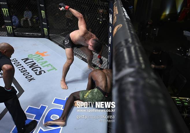 ▲ 비센테 루케는 랜디 브라운에게 니킥에 이은 펀치 연타로 TKO승을 거뒀다. UFC 2연승.