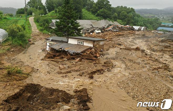2일 오전 경기도 안성시 일죽면 화봉리에서 폭우로 산사태가 발생해 양계장이 무너져있다. 이 사고로 1명이 숨졌다. 2020.8.2/뉴스1 © News1 조태형 기자