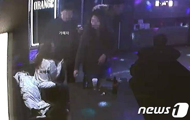 전남대 산학협력단 성추행 논란과 관련한 광주 북구 노래방 CCTV 화면. 가해자인 B과장이 피해자인 A씨의 어깨를 눌러 앉히고 있다.(김수지 변호사 제공)2020.8.4 /뉴스1 © News1