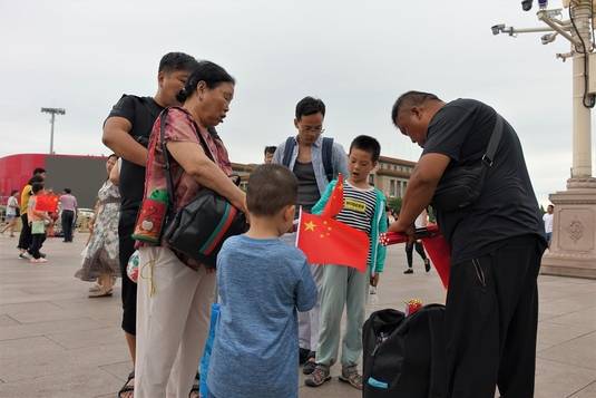 중국 베이징 톈안먼광장에서 중국인 관광객들이 중국 국기 오성홍기를 사고 있다. /베이징=김남희 특파원