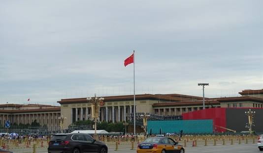 중국 베이징 톈안먼광장에 중국 국기 오성홍기가 게양돼 있다. /베이징=김남희 특파원