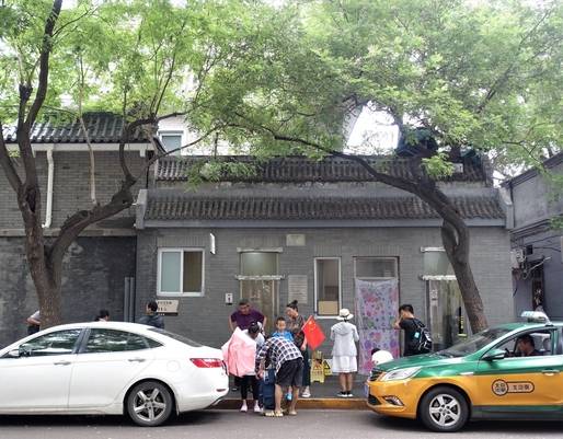 중국 베이징의 한 거리에서 남자 어린이가 중국 국기 오성홍기를 들고 있다. /베이징=김남희 특파원