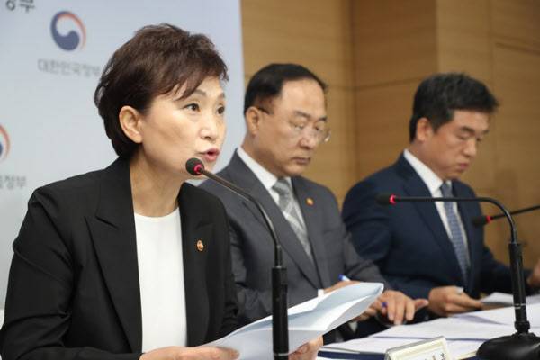 김현미 국토교통부 장관이 4일 정부서울청사에서 열린 주택공급확대TF회의결과 브리핑에서 추가 설명을 하고 있다. /연합뉴스