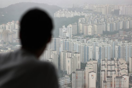 3일 오전 서울 영등포구 63스퀘어에서 바라본 서울 시내 아파트. 순식간에 도입된 전월세 상한제, 계약갱신청구권을 두고 혼란이 많다. 연합뉴스