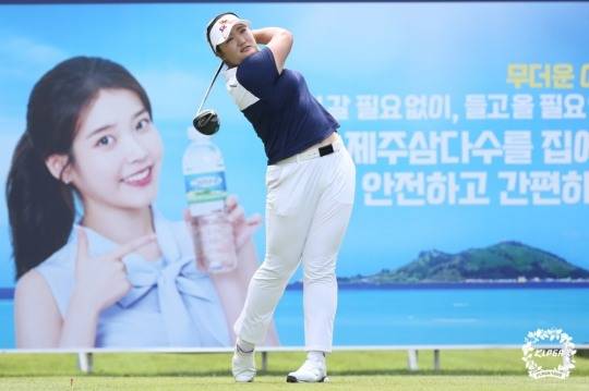지난 2일 제주 삼다수 마스터스에서 우승을 차지한 신인 유해란이 드라이버샷을 날리고 있다. [KLPGA 제공]