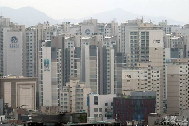 계약갱신·전월세상한제가 국무회의에서 통과된 지난 7월 31일 오후 서울 시내에서 바라본 아파트 단지.
이날 법 통과로 전세 품귀 현상이 광범위하게 나타날 것이라는 전망이 나온다. 이한형기자