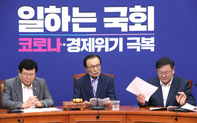 이해찬(가운데) 더불어민주당 대표가 3일 오전 서울 여의도 국회에서 열린 최고위원회의에서 발언하고 있다./연합뉴스