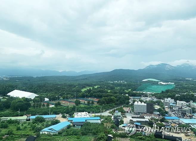 태릉골프장 인근 지역 (서울=연합뉴스) 신준희 기자 = 정부가 택지 개발을 논의 중인 노원구 태릉골프장과 인근 지역의 모습. 22일 오후 촬영. 2020.7.22 hama@yna.co.kr