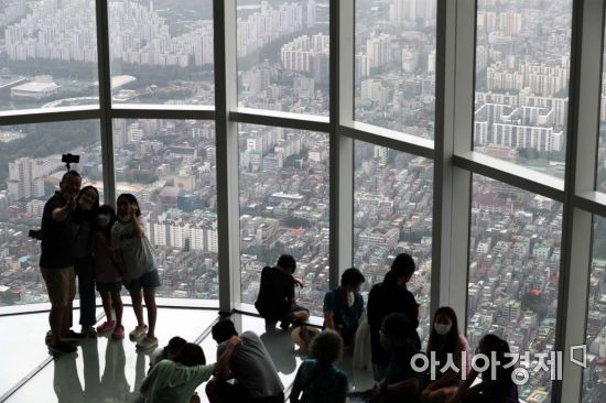 정부가 부동산 시장 안정화를 위한 공급 확대의 일환으로 공공 재건축 제도를 도입하고, 서울 재건축 아파트 용적률 및 층고제한을 대폭 완화한다. 서울 노원구의 태릉골프장 부지 등 택지 발굴도 병행해 총 13만2000가구의 신규 공급도 추진한다. 사진은 4일 서울 송파구 롯데월드타워에서 바라본 도심 모습. /문호남 기자 munonam@