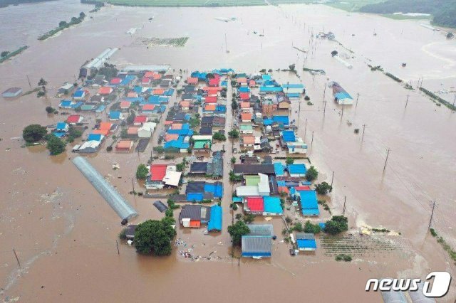 5일 폭우로 인한 한탄강 범람으로 강원 철원군 동송읍 이길리 일대가 침수됐다. (독자 제공) 2020.8.5/뉴스1 © News1
