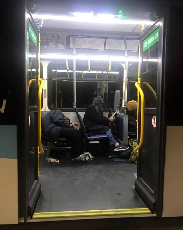 22번 호텔이 반환점인 이스트산호세에 도착했음에도 이들은 내리지 않았다. 이동학 작가