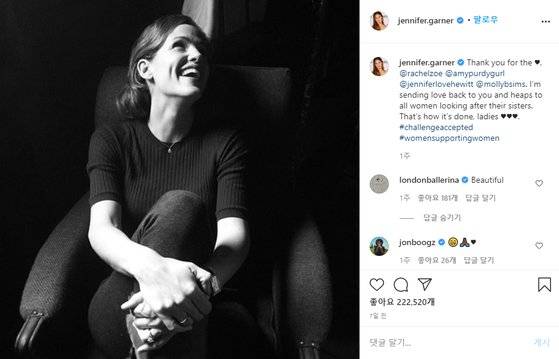 '챌린지 억셉티드'에 동참하며 자신의 흑백 셀피를 올린 할리우드 배우 제니퍼 가너. 사진 인스타그램 캡처