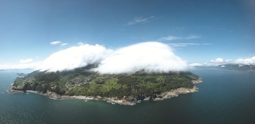 구름이 내려앉은 남해 가천다랭이마을.