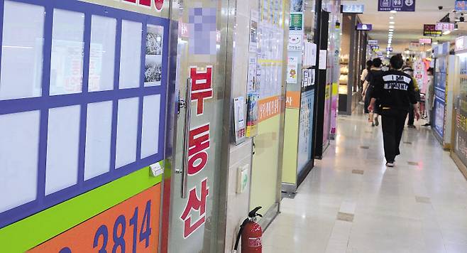 계약갱신청구권제와 전월세상한제 도입 등으로 전셋값이 크게 오를 가능성이 높은 가운데, 8.4공급대책으로 청약 대기수요가 늘어 전셋값 상승 가능성이 더 커졌다. 지난달 31일 오후 서울 송파구 부동산중개업소 매물 정보란이 매물 부족으로 비어 있다. [연합]