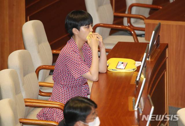 [서울=뉴시스] 김진아 기자 = 류호정 정의당 의원이 국회 본회의장에 원피스 차림으로 등장한 것을 두고 5일 온라인에서 논쟁이 벌어지고 있다. 류 의원은 논란과 관련해 “국회의 권위가 영원히 양복으로 세워질 것이라 생각하지 않는다”고 입장을 밝혔다. 사진은 지난 4일 서울 여의도 국회에서 열린 본회의에 참석한 류호정 의원. 2020.08.05.  bluesoda@newsis.com