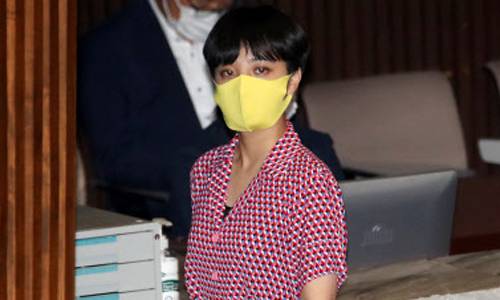 류호정 정의당 의원이 지난 4일 서울 여의도 국회에서 열린 본회의에서 회의장을 나가고 있다. 뉴시스