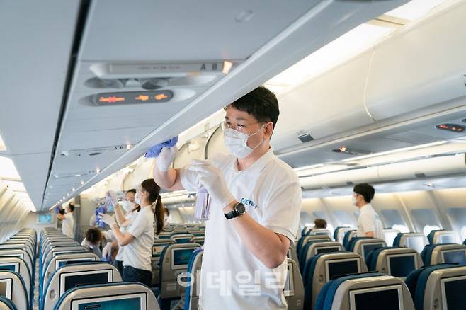 6월 29일 오전 서울 강서구 대한항공 본사 격납고에서  조원태 한진그룹 회장을 비롯한 임직원 30여명이 참여해 고객들에게 안전한 기내환경을 제공하기 위해 A330항공기 기내 소독을 실시 했다.(사진=대한항공)