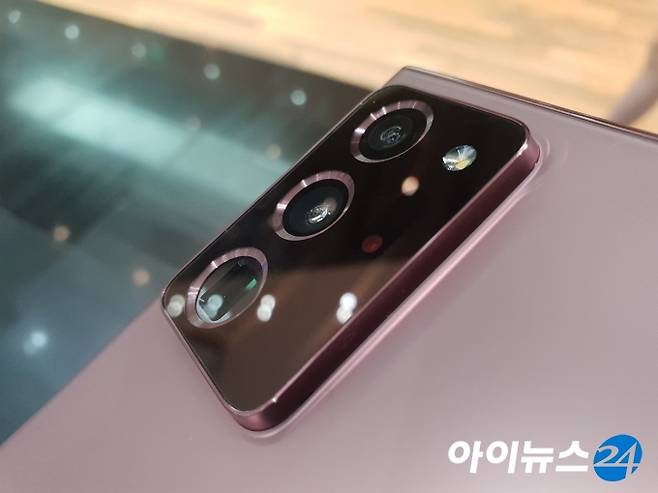 갤럭시노트20 울트라 모델 후면 카메라 부분을 클로즈업한 모습 [사진=김나리기자]
