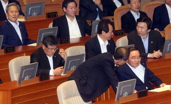 4일 국회 본회의에서 정홍원 총리가 보고를 받고 있는 가운데 국무위원들이 인사를 나누고 있다.