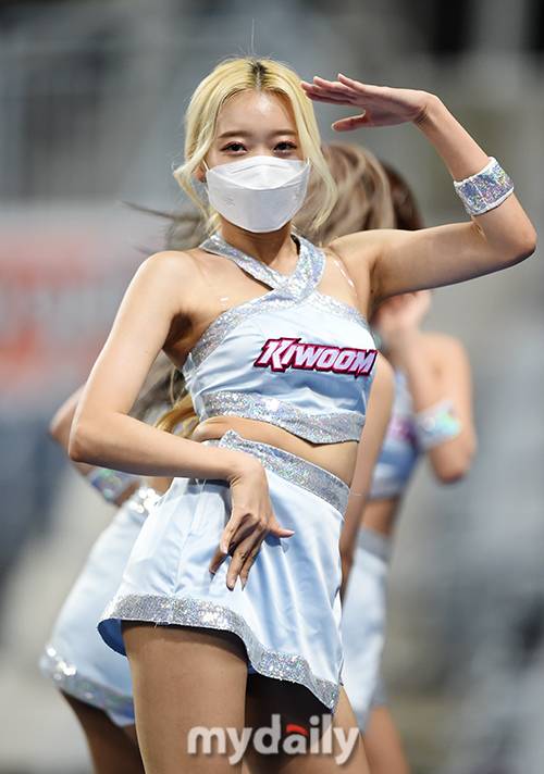 ▲ 치어리더 '응원 열정은 못 막아'