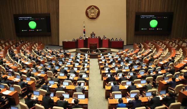 지난 달 30일 국회 본회의에서 전월세상한제와 계약갱신청구권을 도입하는 내용의 주택임대차보호법이 통과되고 있다./연합뉴스