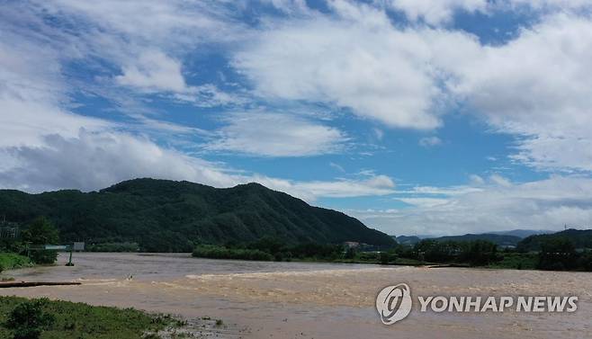 오랜만에 보는 파란 하늘 (경기 광주=연합뉴스) 홍기원 기자 = 며칠간 이어진 집중호우가 잠시 멈춘 6일 오후 경기도 광주시 경안천 흙탕물 위로 파란 하늘이 보인다. xanadu@yna.co.kr
